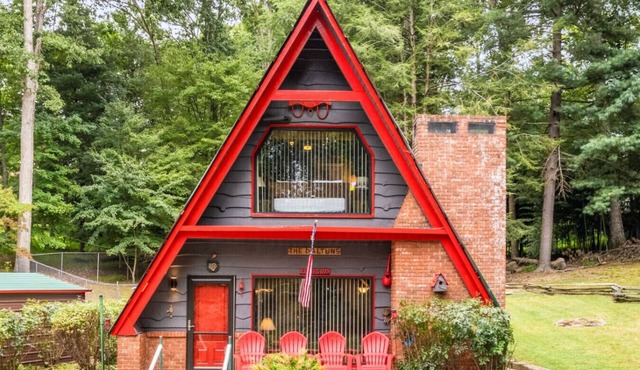 Cozy A Frame, 15 Minutes to Asheville, Hot Tub, and Games!
