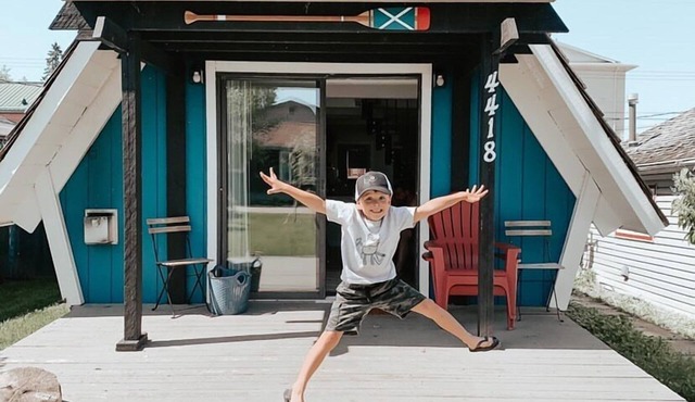 Cozy A-frame cabin 1/2 block from the gorgeous Sylvan Lake beach, parks & pubs