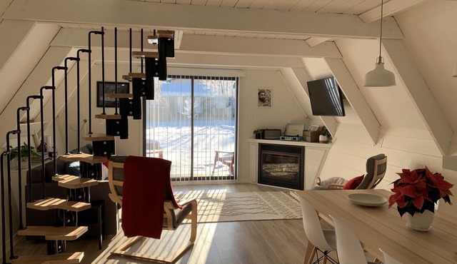 Cozy A-frame cabin 1/2 block from the gorgeous Sylvan Lake beach, parks & pubs
