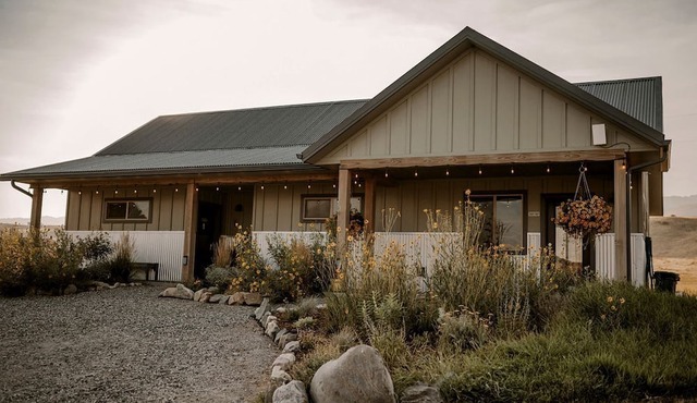 Cozy A-Frame Cabin in the Heart of Paradise Valley for a Unique Escape in Emigrant, Montana