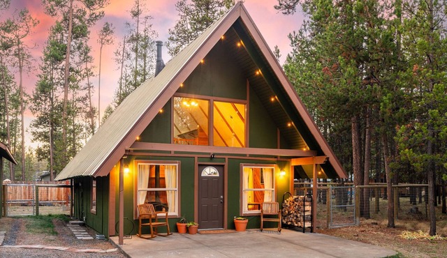 Cozy A frame cabin near the Deschutes River.