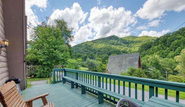 Cozy A-frame Chalet in Maggie Valley - Stunning Views, Close to Skiing and More!