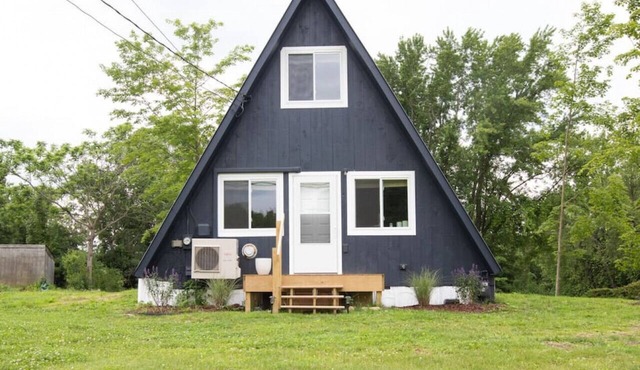 Cozy A-Frame near Burlington & Smuggler's Notch