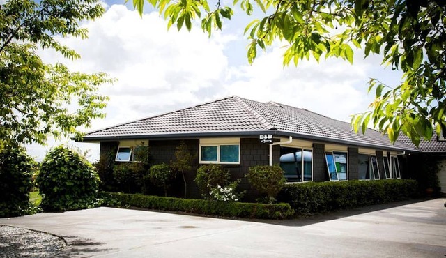 Cozy Accommodation with Breakfast on Stunning Orchard near Hamilton, North Island