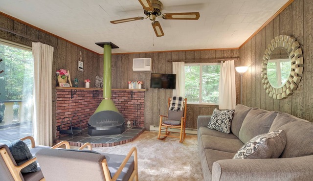 Cozy Adirondacks Cabin: Walk to Lake Eaton!