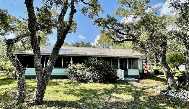 Cozy Alligator Point Beach Cottage in the Trees