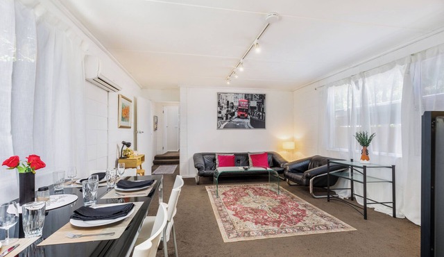 Cozy and bright home 2beds & 1 Bath close to Yarralumla Lake and Shopping Center