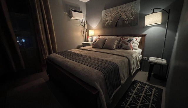 Cozy and Charming 2-bedroom townhouse located near Clark and Malls free parking