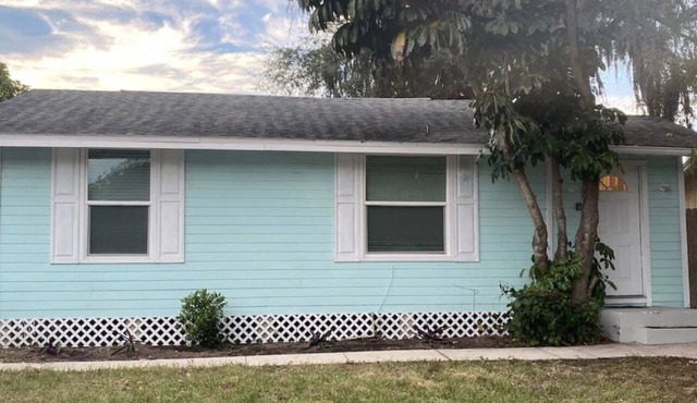 cozy and cheerful 2 bedroom home minutes to the beach!