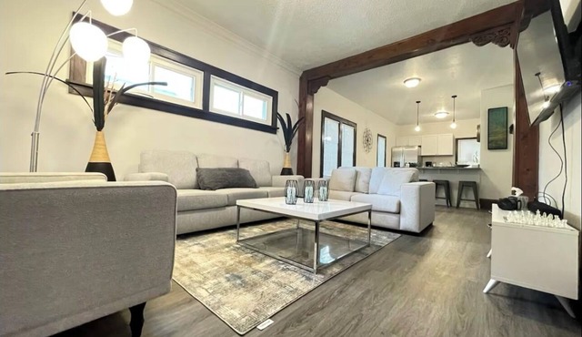 Cozy and Modern 4 bedroom 1 Bathroom McKinley Home