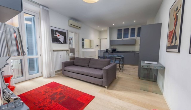 Cozy and modern apartment in Via Antonio Kramer, in the heart of Milan.It has two bedrooms, living room with sofa bed, equipped kitchen, balcony and private bathroom.Equipped with free WiFi, air conditioning, TV, dishwasher and washing machine.Located in