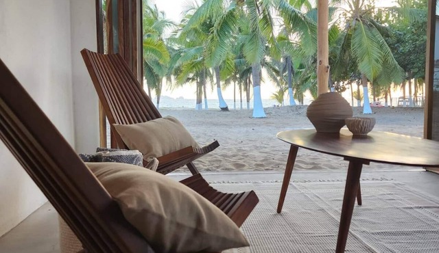 Cozy and private beachfront cottage