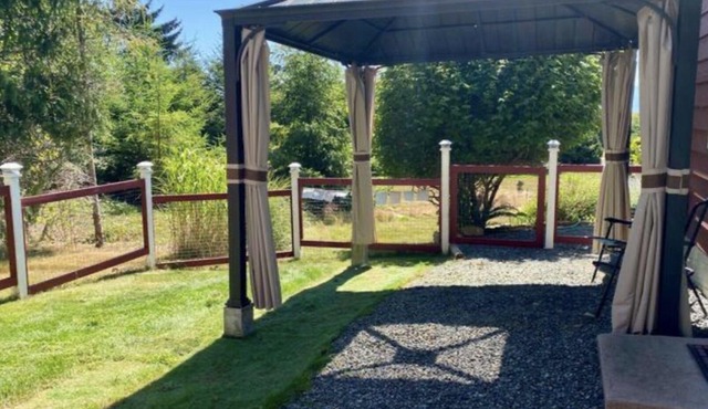 Cozy and Private West Coast Home