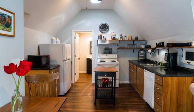 Cozy and spacious new apartment in a historic home in the heart of Newberg