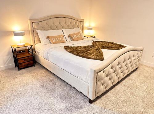 Cozy and Spacious Suite in a Pet and Smoke free Home - Self checkin Anytime - Private Ensuit Bath - King Bed - Ultra Fast Wifi - Free Parking - Smart TV