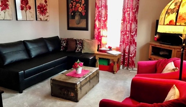 Cozy Apartment Above Garage in Calgary SE