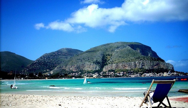 Cozy apartment, panoramic terrace,sea view, garden,10 minutes to Palermo