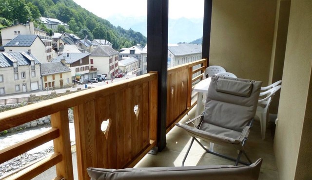 Cozy apartment sleeping 8 located near Sers
