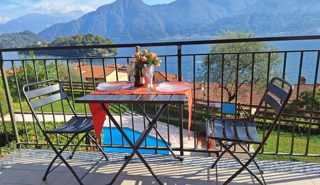 Cozy apartment with swimming pool, just a short walk from the lakeside.