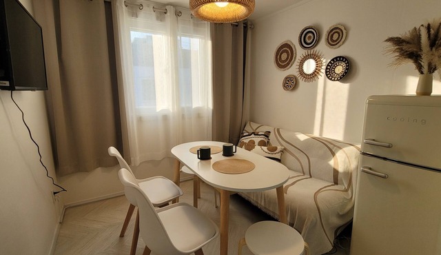 Cozy apartment with fun board games, 10 minutes drive from downtown area.
