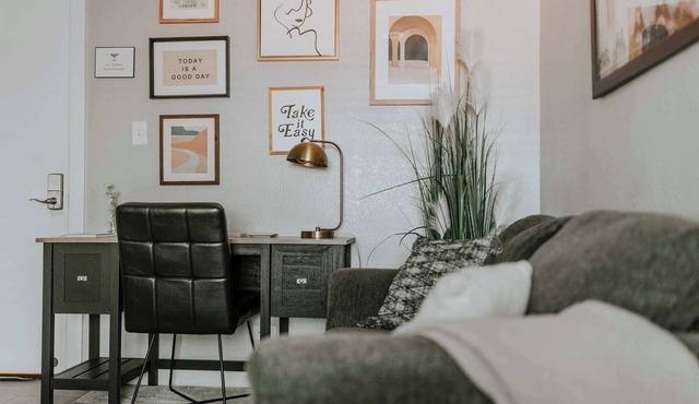 Cozy Apt on 38th- Queen bed and desk