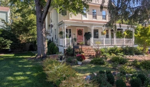 Cozy Apt Walkable to Shop, Eat & NYC Transport