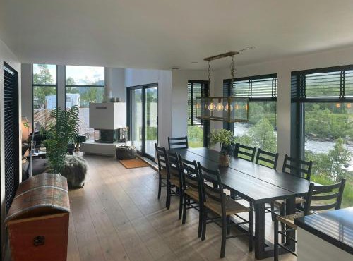 Cozy Architect-Designed Cabin With River View