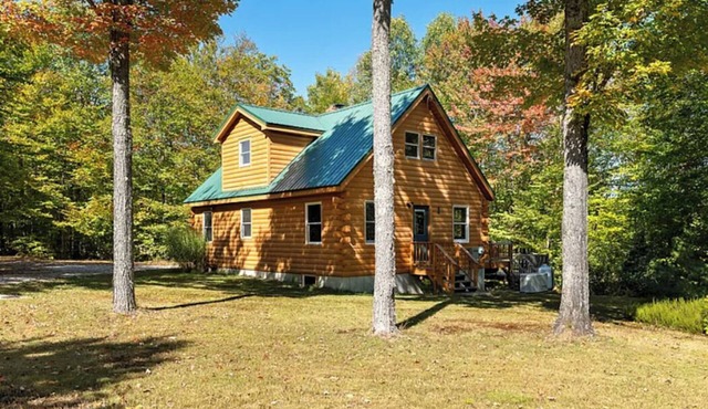 Cozy authentic log cabin with hot tub, Lake Access, near Sunday River & Mt Abram