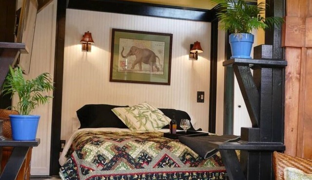 Cozy Banana Cabana w/soaking tub heated floors in secluded garden
