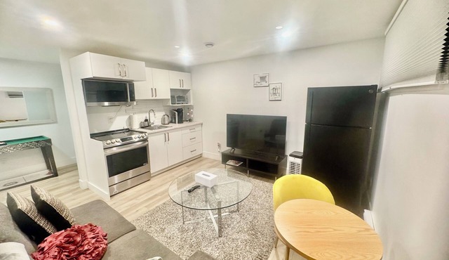 Cozy Basement Apartment with Private Entrance and Office space-4 Mins to Airport