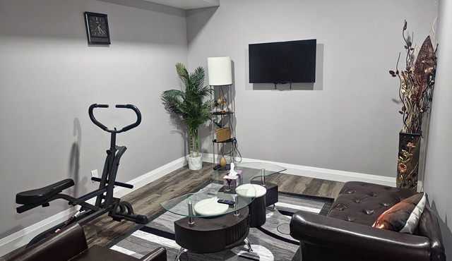 Cozy Basement Suite with Free wifi and private entrance