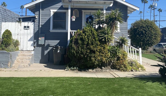Cozy Beach Cottage Blocks from the Beach!