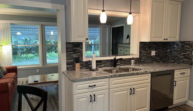 Cozy beach-themed duplex- with bikes, kayaks & more; steps from the water!