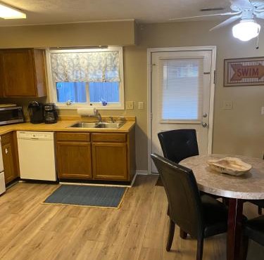 Cozy Beach townhome,walk 2 beach,Fenced patio,pets ok
