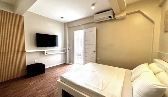 Cozy BEACHFRONT apartment in lovely Bulabog Beach, Boracay with WiFi, AC,NETFLIX