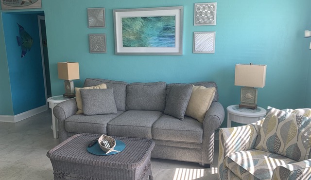 Cozy Beachside Condo 2 Minute Walk to Beach
