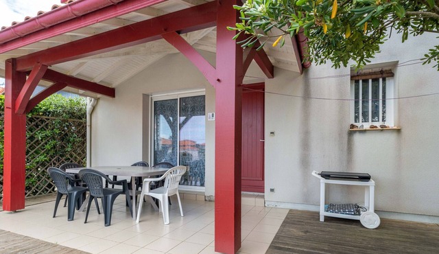 Cozy Beachside Cottage for 6, 200m from Ocean, Patio & Parking