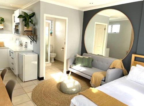 Cozy Beachside Studio Apartment on Surfers Corner