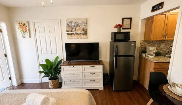 Cozy Beachside Studio for Solo Travelers & Couples
