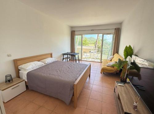 Cozy Beachside Studio with Beach Access & Pool