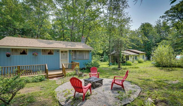 Cozy Becket Cottage Escape w/Lake Access!