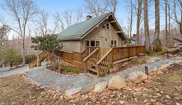 Cozy Beech Vibes mountain cabin w/deck, enclosed yard, firepit, fireplace & W/D