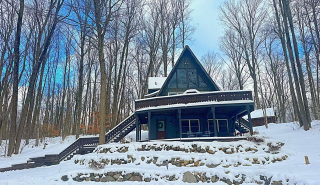 🔥 Cozy Bellaire A-Frame | Golf Torch Brew 🍻 Nestled in Schuss Mountain Resort—close to Golf, Torch Lake 💙, and downtown Bellaire’s famous Short’s Brewery. Stay, play, and unwind by the fire pit under Northern Michigan skies 🌲✨