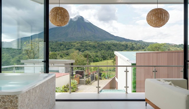 Cozy brand new Villa, private pool, jacuzzi, balcony, volcano view, 3 stories