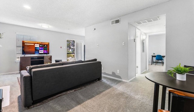 Cozy Brand New Studio · 1 Bath + Gym 604