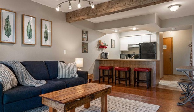Cozy Branson West Condo with Pool Access Near SDC!