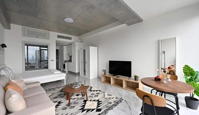 Cozy Bright Studio w Parking, PoolViews! #237