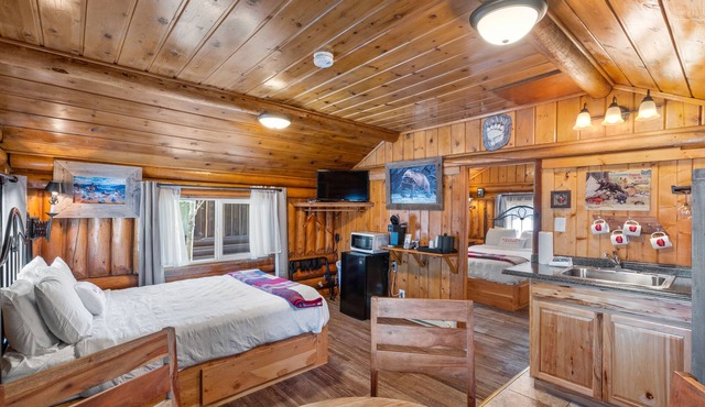 Cozy Bucking Moose Bear Cabin with 2 Queens, just a minute from Yellowstone!