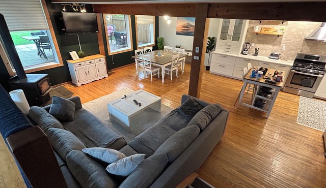 Cozy Cabin 250 steps to the beach. Family sized and puppy friendly. STAR-04394