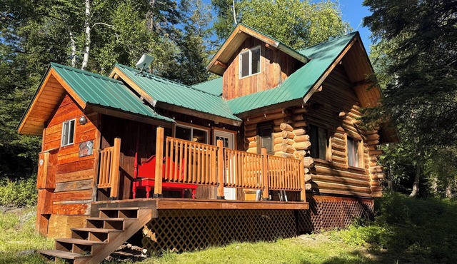 Cozy cabin bordering forest service trails. Perfect escape on 10 acres of forest